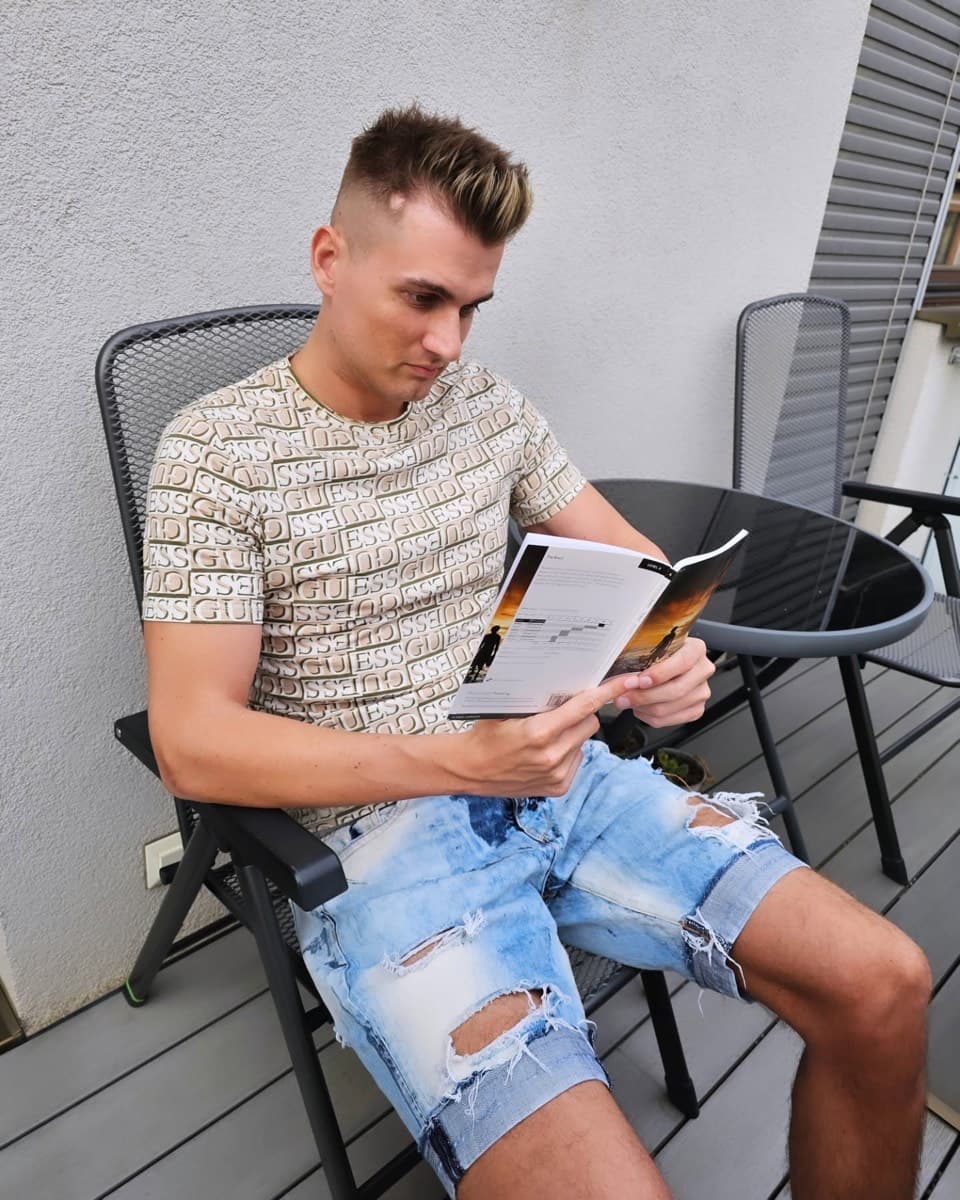 Filip Trubelík při čtení
