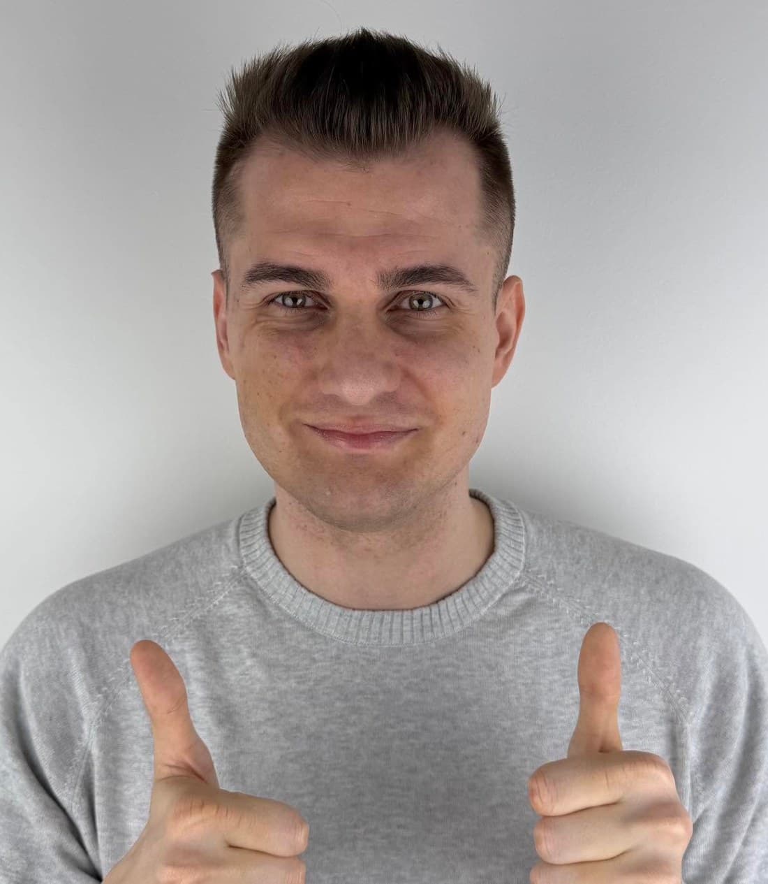 Filip Trubelík s úsměvem a palci nahoru